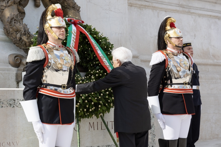 Il Presidente della Repubblica Sergio Mattarella all'Altare della Patria rende omaggio al Milite Ignoto, in occasione dell'80° anniversario della Repubblica