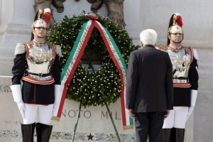 Il Presidente della Repubblica Sergio Mattarella all'Altare della Patria rende omaggio al Milite Ignoto, in occasione dell'80° anniversario della Repubblica