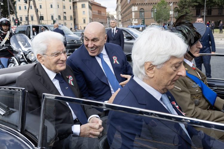 Il Presidente della Repubblica Sergio Mattarella all'Altare della Patria