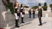 Festa della Repubblica, il Presidente Mattarella depone una corona d'alloro sulla Tomba del Milite Ignoto