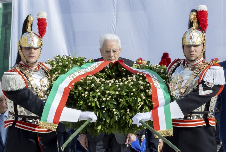 Il Presidente Sergio Mattarella all'Altare della Patria rende omaggio al Milite Ignoto, in occasione dell'80° anniversario della Repubblica