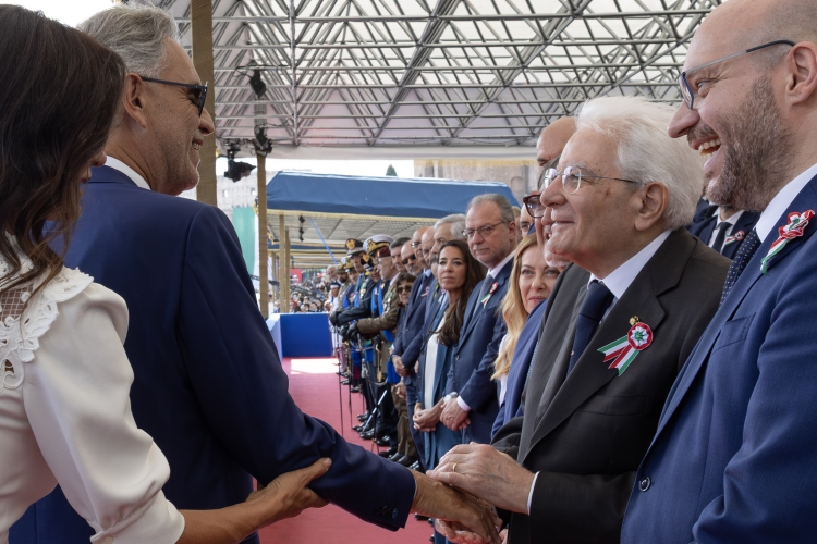 Il Presidente Sergio Mattarella saluta il cantante Andrea Bocelli
