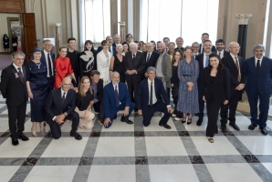 Il Presidente Sergio Mattarella con gli artisti che parteciperanno alla celebrazione della Festa Nazionale della Repubblica in occasione dell’80° anniversario