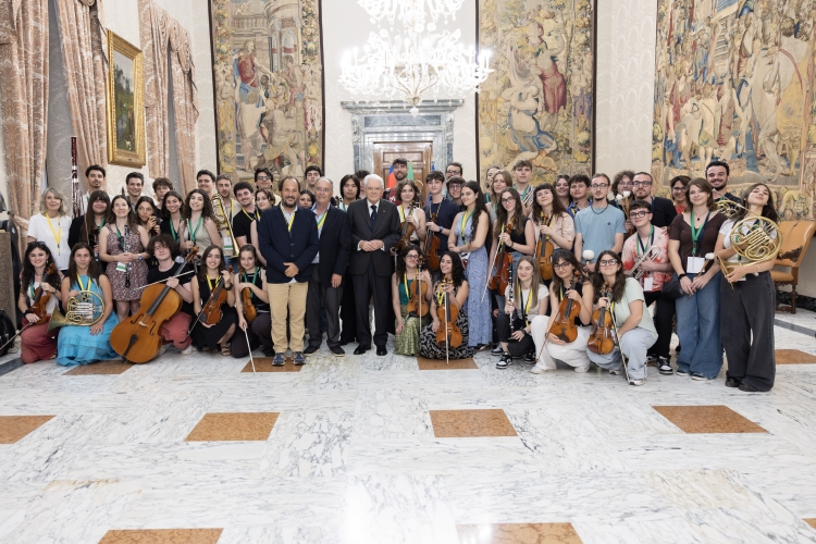 Il Presidente Sergio Mattarella con gli Orchestrali che parteciperanno alla celebrazione della Festa Nazionale della Repubblica in occasione dell’80° anniversario