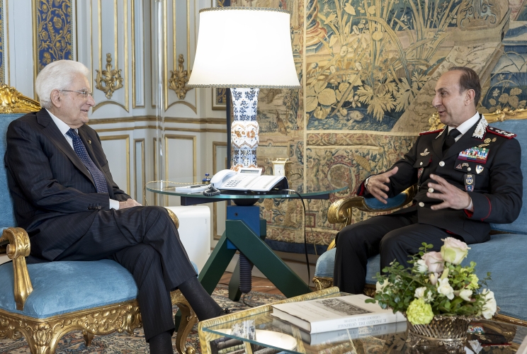 Il Presidente Sergio Mattarella nel corso dei colloqui con il Gen. C.A. Salvatore Luongo, Comandante Generale dell’Arma dei Carabinieri
