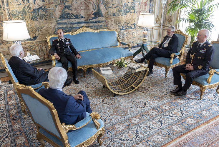 Il Presidente Sergio Mattarella nel corso dei colloqui con il Gen. C.A. Salvatore Luongo, Comandante Generale dell’Arma dei Carabinieri
