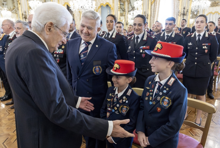 Il Presidente Sergio Mattarella saluta due bambini dell'ONAOMAC, in occasione dell'incontro con una rappresentanza di Carabinieri, nel 212° anniversario di fondazione dell’Arma 
