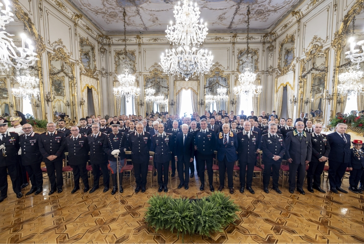 Il Presidente Sergio Mattarella al termine dell'incontro con una rappresentanza di Carabinieri, nel 212° anniversario di fondazione dell’Arma 

