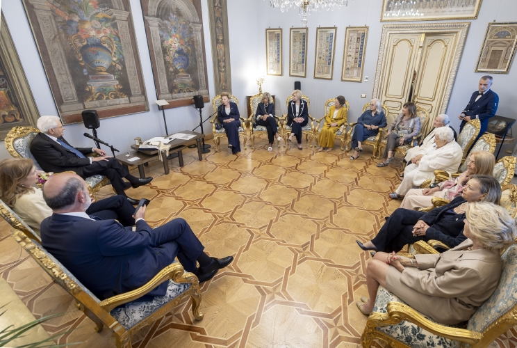 Il Presidente Sergio Mattarella con Marisa Fagà, Presidente dell’Associazione Nazionale Donne Elettrici, unitamente ad una delegazione 