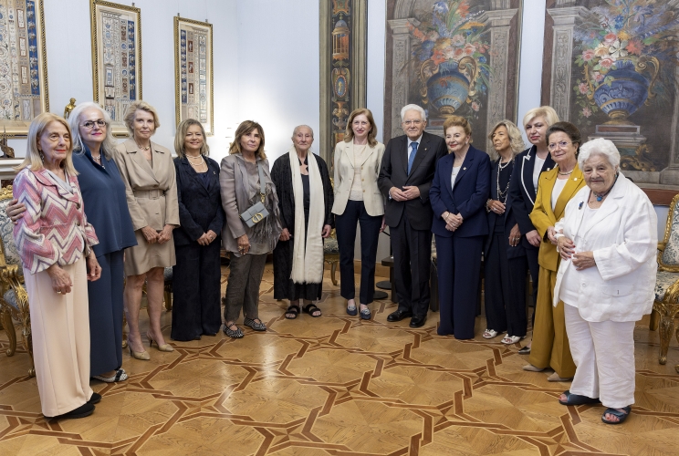 Il Presidente Sergio Mattarella al termine dell'incontro con Marisa Fagà, Presidente dell’Associazione Nazionale Donne Elettrici, unitamente ad una delegazione 