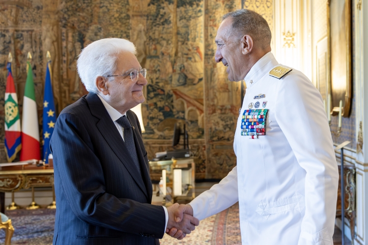 Il Presidente della Repubblica Sergio Mattarella accoglie  l’Amm. Sq. Giuseppe Berutti Bergotto, Capo di Stato Maggiore della Marina Militare, in occasione della Giornata della Marina militare

