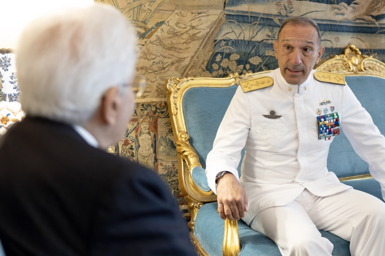 Il Presidente della Repubblica Sergio Mattarella con  l’Amm. Sq. Giuseppe Berutti Bergotto, Capo di Stato Maggiore della Marina Militare, in occasione della Giornata della Marina militare
