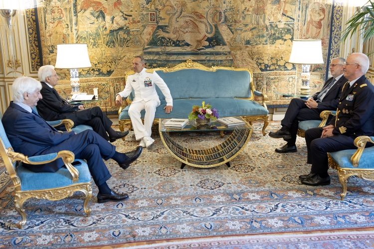 Il Presidente della Repubblica Sergio Mattarella con  l’Amm. Sq. Giuseppe Berutti Bergotto, Capo di Stato Maggiore della Marina Militare, in occasione della Giornata della Marina militare
