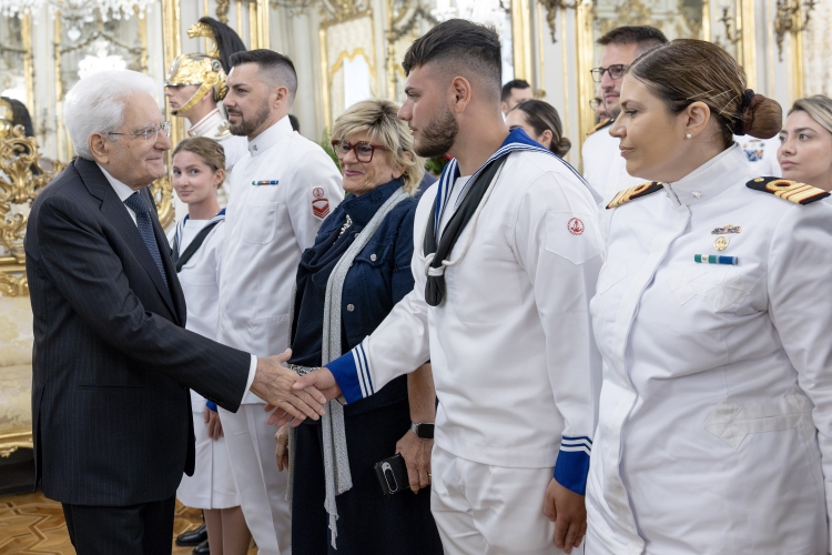 Il Presidente della Repubblica Sergio Mattarella in occasione dell'incontro con una rappresentanza della Marina Militare, nella ricorrenza della Giornata della Marina militare

