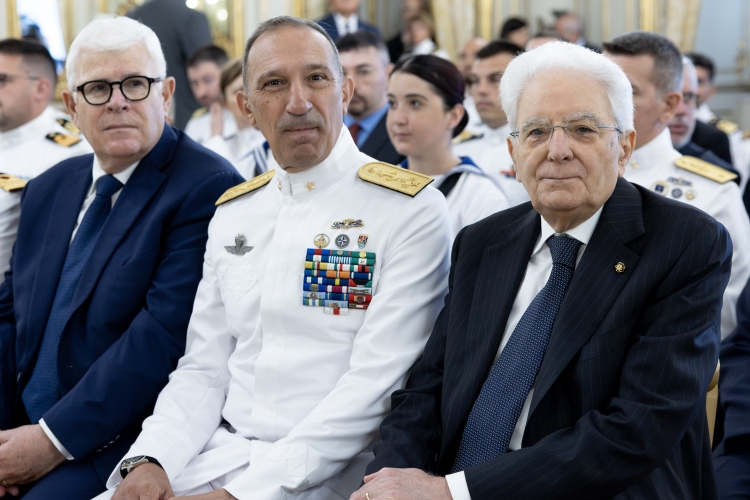Il Presidente della Repubblica Sergio Mattarella e l’Amm. Sq. Giuseppe Berutti Bergotto, Capo di Stato Maggiore della Marina Militare, in occasione dell'incontro con una rappresentanza della Marina Militare, nella ricorrenza della Giornata della Marina militare
