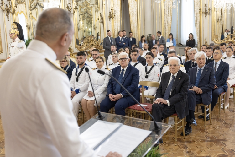 Il Presidente della Repubblica Sergio Mattarella e l’Amm. Sq. Giuseppe Berutti Bergotto, Capo di Stato Maggiore della Marina Militare, in occasione dell'incontro con una rappresentanza della Marina Militare, nella ricorrenza della Giornata della Marina militare
