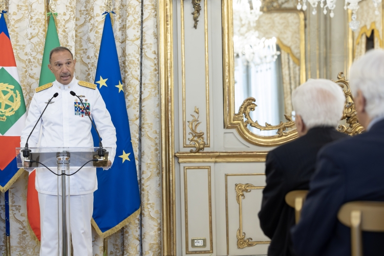 Il Presidente della Repubblica Sergio Mattarella e l’Amm. Sq. Giuseppe Berutti Bergotto, Capo di Stato Maggiore della Marina Militare, in occasione dell'incontro con una rappresentanza della Marina Militare, nella ricorrenza della Giornata della Marina militare
