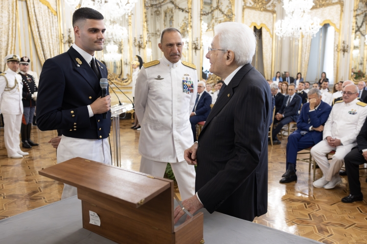 Il Presidente della Repubblica Sergio Mattarella in occasione dell'incontro con una rappresentanza della Marina Militare, nella ricorrenza della Giornata della Marina militare

