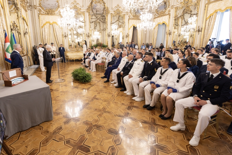 Il Presidente della Repubblica Sergio Mattarella in occasione dell'incontro con una rappresentanza della Marina Militare, nella ricorrenza della Giornata della Marina militare
