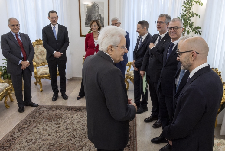 Il Presidente Sergio Mattarella con Fabio Pinelli, Vice Presidente del Consiglio Superiore della Magistratura, e i relatori al convegno sul tema “Rule of law"