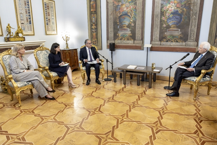Il Presidente Sergio Mattarella nel corso dell'incontro con S.E. il Signor Khaled El-Enany, Direttore Generale dell’UNESCO, unitamente a Margaux Bergeon Dars, Direttore Relazioni esterne e Magdalena Landry, Direttore dell’Ufficio Regionale per la Scienza e la Cultura in Europa - BRESCE
