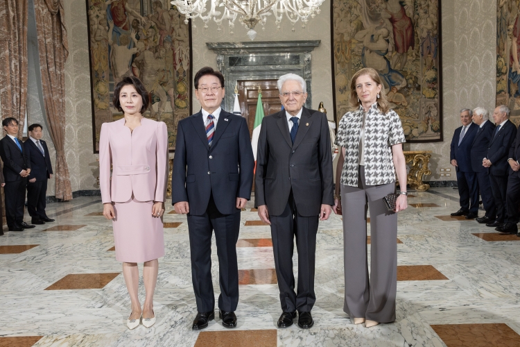 Il Presidente della Repubblica Sergio Mattarella e la Sig.ra Laura con il Presidente della Repubblica di Corea Lee Jae Myung e la Sig.ra Kim Hea Kyung  in visita di Stato  
