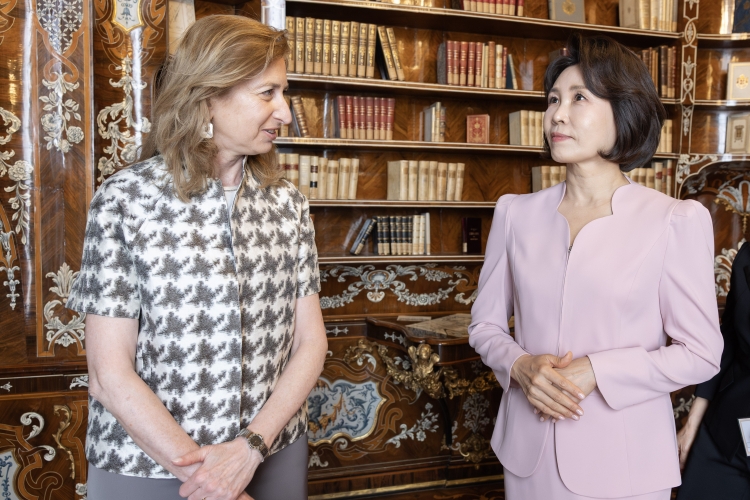 La Sig.ra Laura con la Sig.ra Kim Hea Kyung consorte del Presidente della Repubblica di Corea in visita di Stato  


