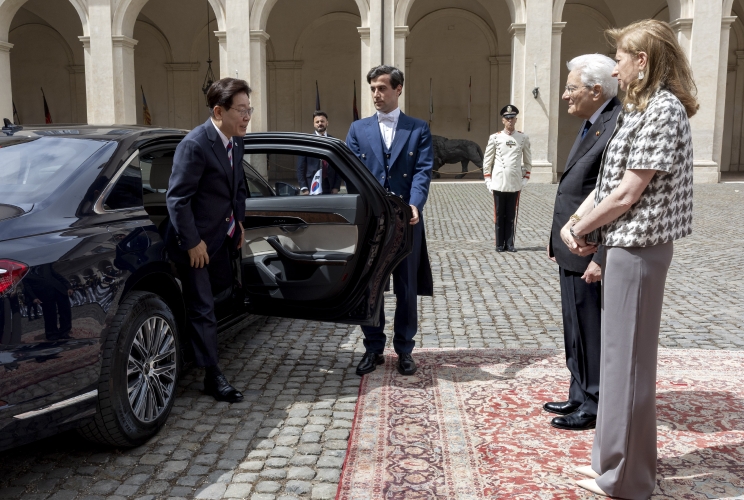 Il Presidente Sergio Mattarella e la Sig.ra Laura accolgono al Palazzo del Quirinale il Presidente della Repubblica di Corea Lee Jae Myung, in visita di Stato in Italia