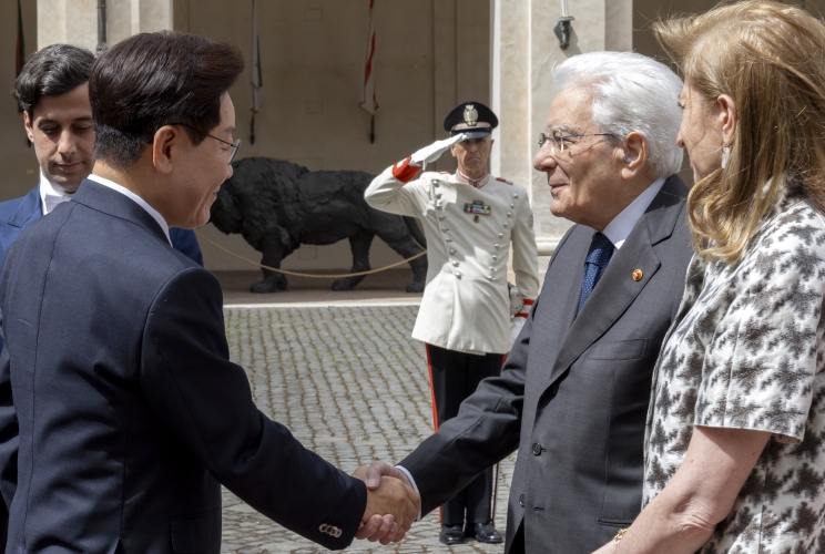 Il Presidente Sergio Mattarella e la Sig.ra Laura accolgono al Palazzo del Quirinale il Presidente della Repubblica di Corea Lee Jae Myung, in visita di Stato in Italia
