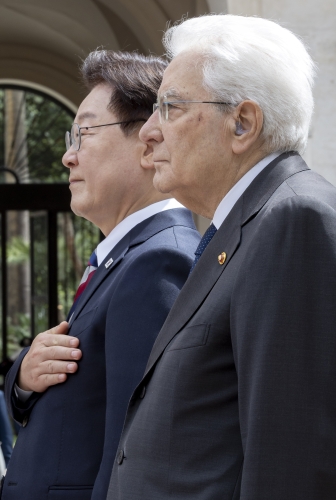 Il Presidente Sergio Mattarella con il Presidente della Repubblica di Corea Lee Jae Myung, nel corso della cerimonia di benvenuto