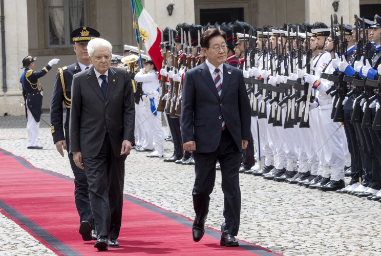 Il Presidente Sergio Mattarella con il Presidente della Repubblica di Corea Lee Jae Myung, nel corso della cerimonia di benvenuto