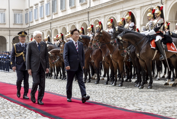 Il Presidente Sergio Mattarella con il Presidente della Repubblica di Corea Lee Jae Myung, nel corso della cerimonia di benvenuto