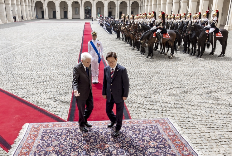 Il Presidente Sergio Mattarella con il Presidente della Repubblica di Corea Lee Jae Myung, nel corso della cerimonia di benvenuto