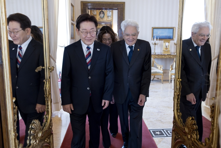 Il Presidente Sergio Mattarella con il Presidente della Repubblica di Corea Lee Jae Myung, poco prima dei colloqui