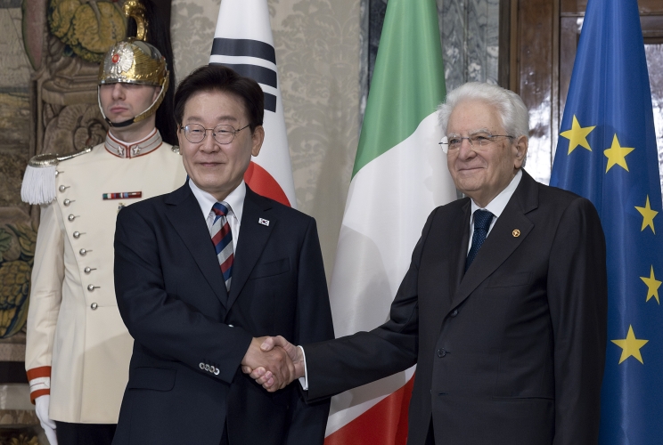 Il Presidente Sergio Mattarella con il Presidente della Repubblica di Corea Lee Jae Myung