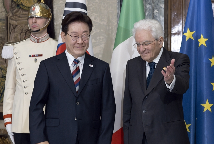 Il Presidente Sergio Mattarella con il Presidente della Repubblica di Corea Lee Jae Myung