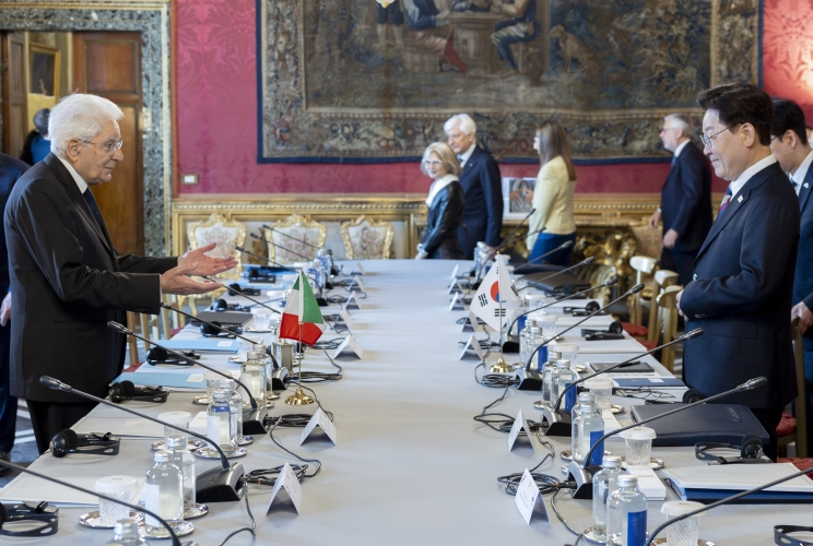Il Presidente Sergio Mattarella con il Presidente della Repubblica di Corea Lee Jae Myung, in occasione dei colloqui