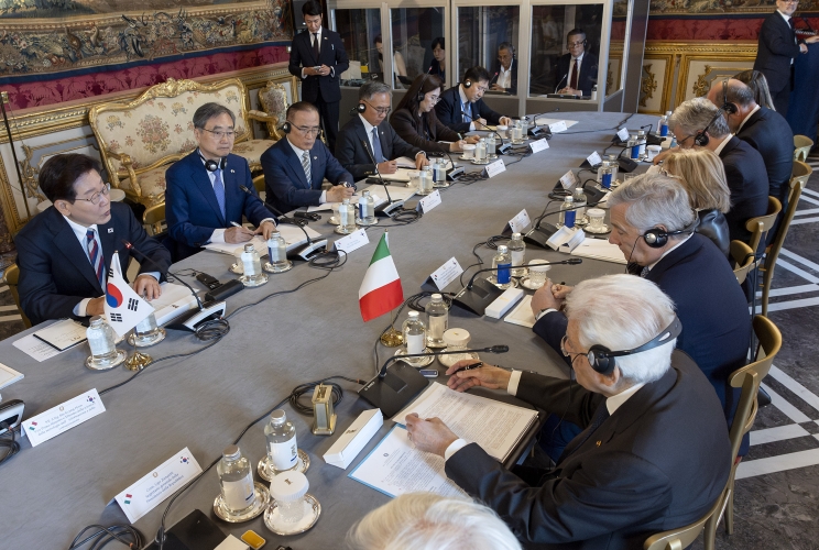 Il Presidente Sergio Mattarella con il Presidente della Repubblica di Corea Lee Jae Myung, in occasione dei colloqui