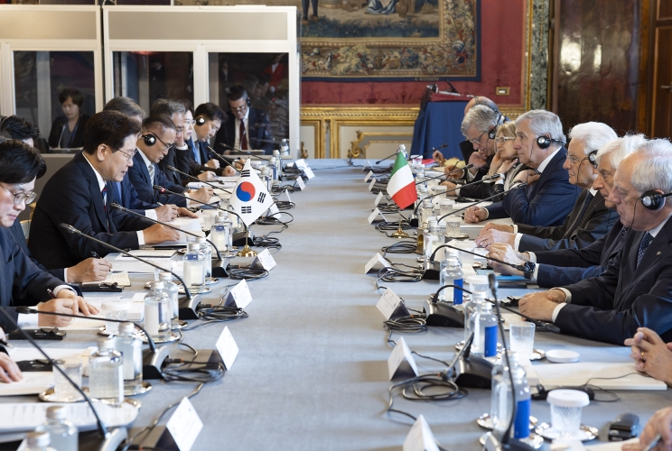 Il Presidente Sergio Mattarella con il Presidente della Repubblica di Corea Lee Jae Myung, in occasione dei colloqui