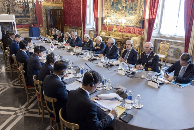 Il Presidente Sergio Mattarella con il Presidente della Repubblica di Corea Lee Jae Myung, in occasione dei colloqui