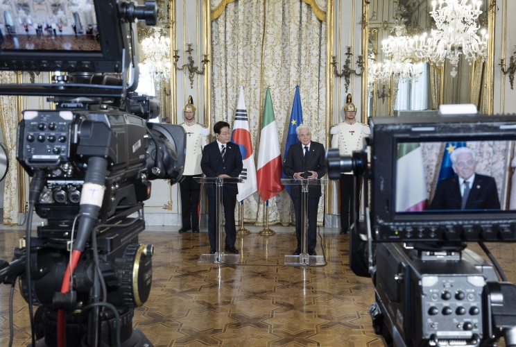 Il Presidente Sergio Mattarella e il Presidente della Repubblica di Corea Lee Jae Myung, nel corso delle dichiarazioni alla stampa
