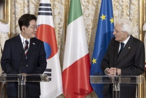 Il Presidente Sergio Mattarella e il Presidente della Repubblica di Corea Lee Jae Myung, nel corso delle dichiarazioni alla stampa