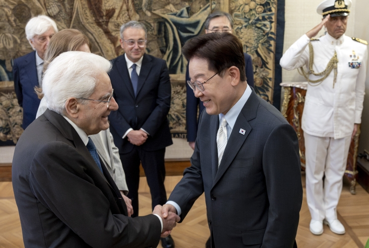 Il Presidente Sergio Mattarella con il Presidente della Repubblica di Corea Lee Jae Myung, in occasione della cerimonia di commaito