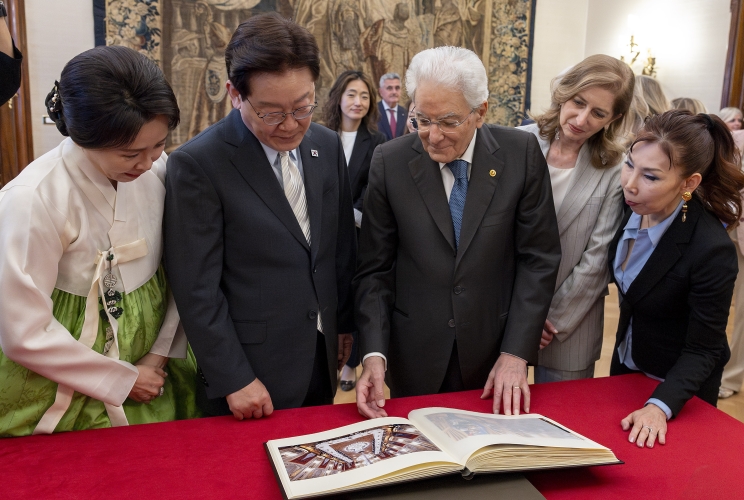 Il Presidente Sergio Mattarella con il Presidente della Repubblica di Corea Lee Jae Myung, in occasione della cerimonia di commaito