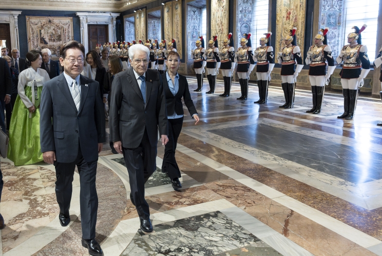 Il Presidente Sergio Mattarella con il Presidente della Repubblica di Corea Lee Jae Myung, in occasione della cerimonia di commaito