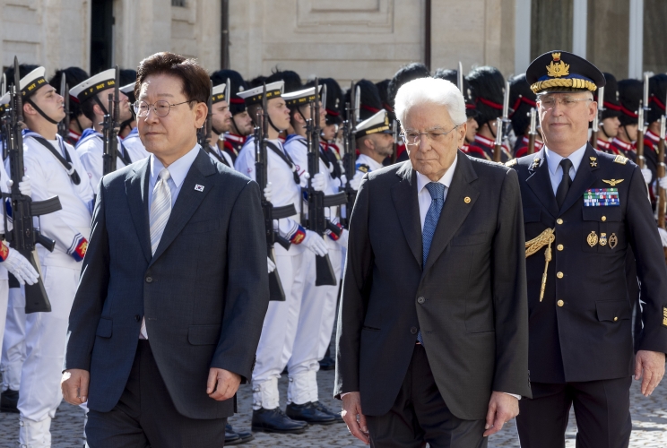 Il Presidente Sergio Mattarella con il Presidente della Repubblica di Corea Lee Jae Myung, in occasione della cerimonia di commaito
