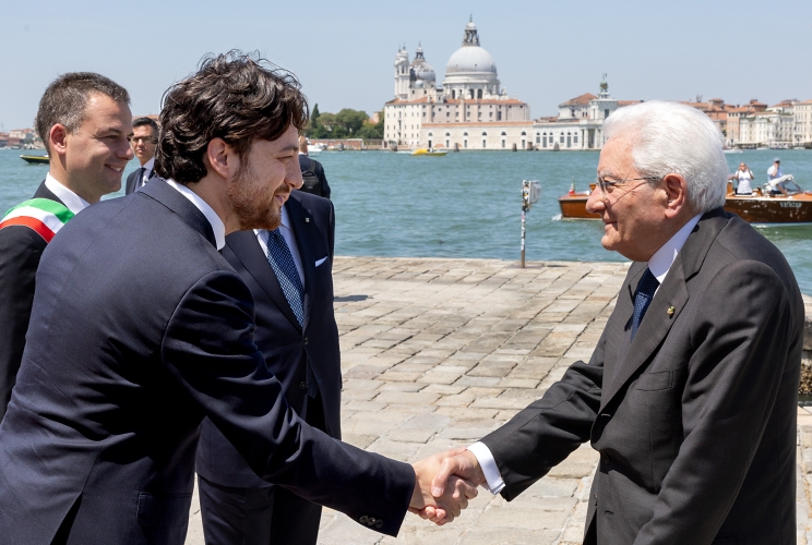 Il Presidente Sergio Mattarella con Alberto Stefani, Presidente della Regione Veneto e Simone Venturini, Sindaco di Venezia, in occasione del XIX Simposio COTEC - "Ripensare il lavoro nell'era dell'intelligenza artificiale: trasformazione, opportunità e governance"