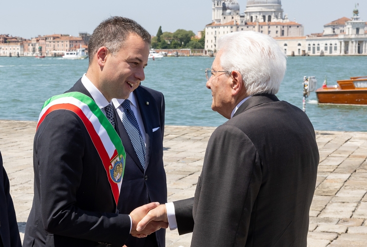 Il Presidente Sergio Mattarella con Simone Venturini, Sindaco di Venezia, in occasione del XIX Simposio COTEC - "Ripensare il lavoro nell'era dell'intelligenza artificiale: trasformazione, opportunità e governance"