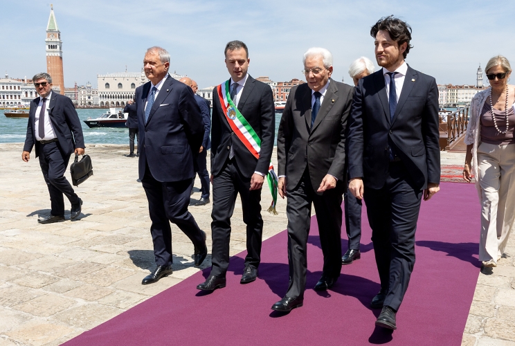 Il Presidente Sergio Mattarella con Alberto Stefani, Presidente della Regione Veneto e Sim0ne Venturini, Sindaco di Venezia, in occasione del XIX Simposio COTEC - "Ripensare il lavoro nell'era dell'intelligenza artificiale: trasformazione, opportunità e governance"