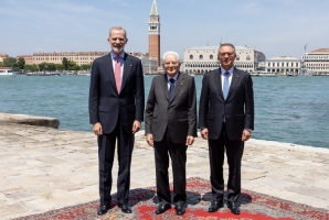 Il Presidente Sergio Mattarella con S.M. Felipe VI, Re di Spagna  S.E. Antonio José Seguro, Presidente della Repubblica Portoghese, a Venezia, in occasione del XIX Simposio COTEC - "Ripensare il lavoro nell'era dell'intelligenza artificiale: trasformazione, opportunità e governance"